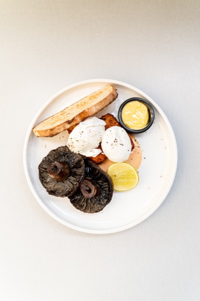 Poached eggs with roast mushrooms on toast